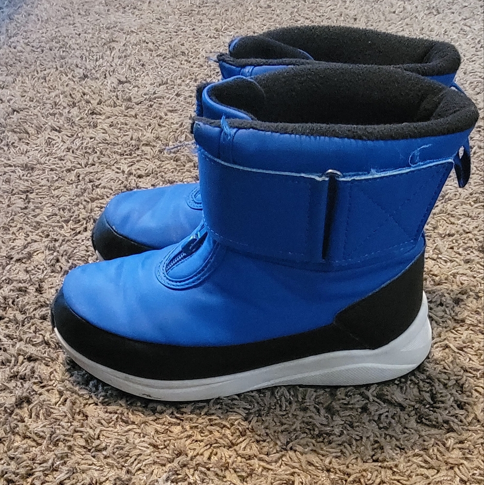 Snow boots